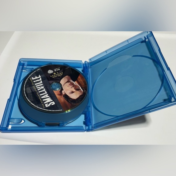 Smallville: The Complete Ninth Season Blu-ray box set. - Picture 5 of 5